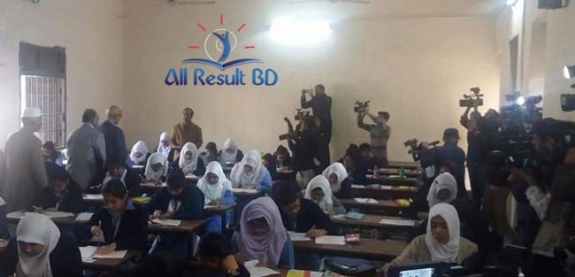 প্রতিশ্রুতি ভেঙে ক্যামেরা নিয়ে পরীক্ষার হলে মন্ত্রী!