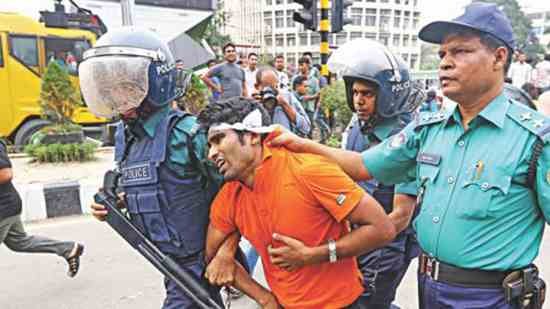 চাকরির বয়সসীমা: ভুগবে কেন তরুণেরা?