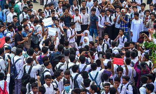 আজও রাজধানীর বিভিন্ন সড়কে শিক্ষার্থীদের অবস্থান