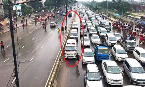 ঢাকার রাজপথে ‘ইমারজেন্সি লেন’! উদাহারণ সৃষ্টি করল কিশোররা!