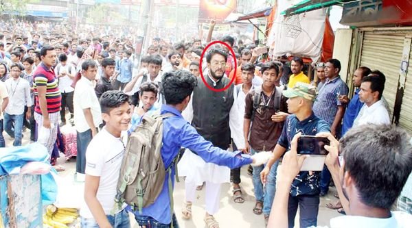 শিক্ষার্থীদের ‘রাজাকারের বাচ্চা’ গালি দেয়ায় আওয়ামীলীগ নেতাকে গণধোলাই