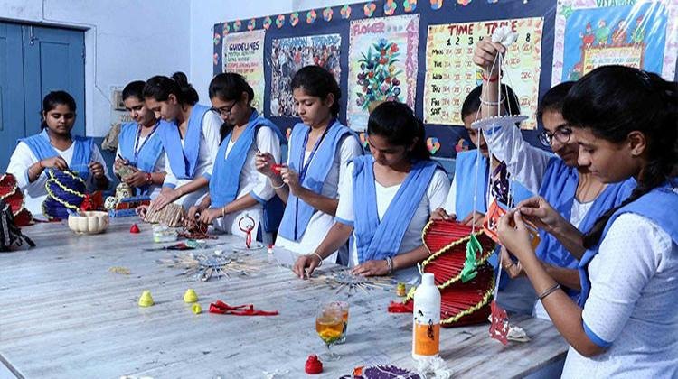 তোমার গৃহ পরিবেশের বিভিন্ন অংশের নামগুলো লেখ