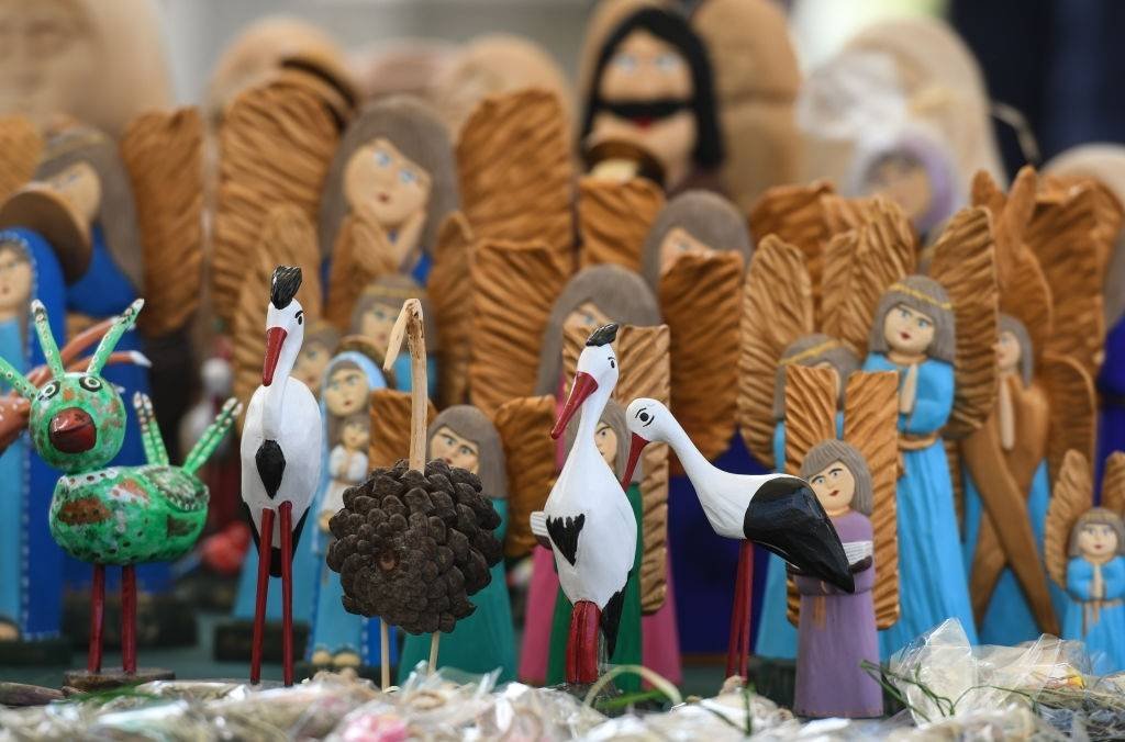 চারু ও কারুকলা জীবন যাপনকে সুন্দর ও রুচিশীল করে এবং সমাজকে সুন্দরভাবে গড়তে সাহায্য করে- ব্যাখ্যা কর।