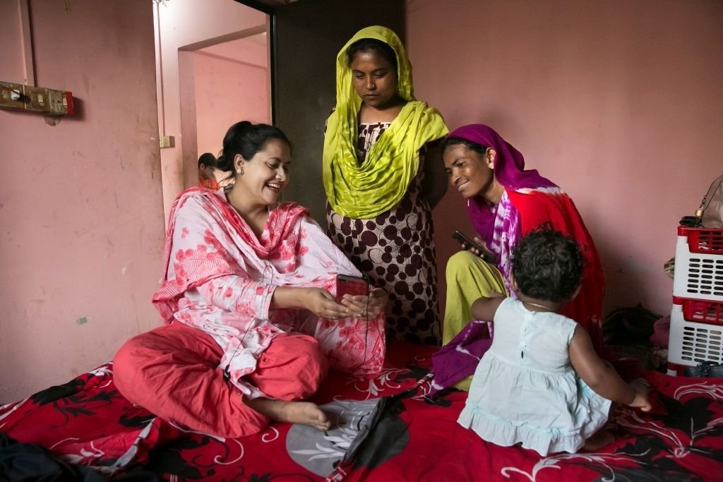 বর্তমানে তােমার পরিবারে যে সকল সদস্য রয়েছেন তারা বিকাশের কে কোন পর্যায়ে অবস্থান করছেন তা শনাক্ত কর এবং তাদের বৈশিষ্ট্যগুলাে বর্ণনা কর।