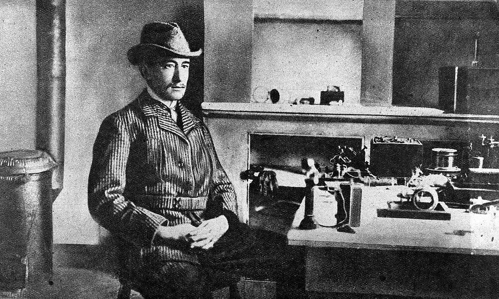 পদার্থ বিজ্ঞানের ক্রমবিকাশ কিভাবে ঘটেছে তা নিয়ে একটি প্রতিবেদন রচনা কর।