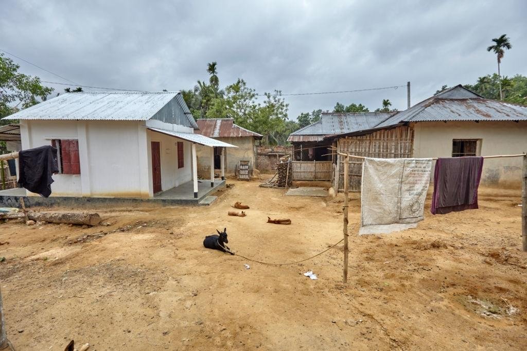 “আমার বাড়ি” কবিতায় বন্ধুকে আপ্যায়নের জন্য কী কী আয়ােজন ও খাবারের কথা উল্লেখ আছে? কবিতায় বর্ণিত আপ্যায়নের সাথে বর্তমান সময়ের অতিথি আপ্যায়নের সাদৃশ্য বৈসাদৃশ্য নিজের পারিবারিক অভিজ্ঞতার আলােকে লিখ